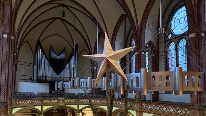 Der Stern auf der Spitze eine Weihnachtsbaums, der in einer Kirche steht