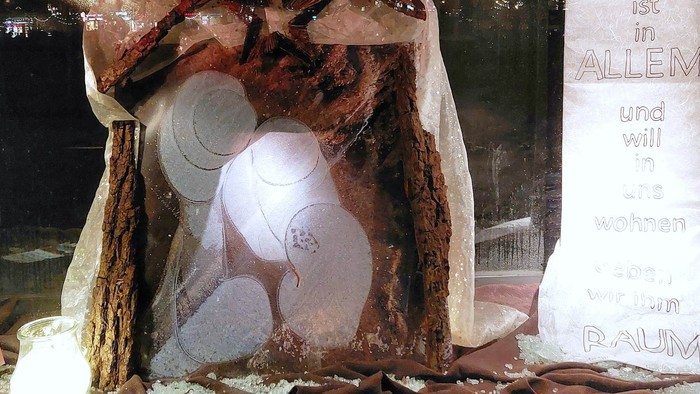 Vintage religiöse Weihnachtskrippe mit hölzernem Stall, Jesuskind und deutscher Inschrift.