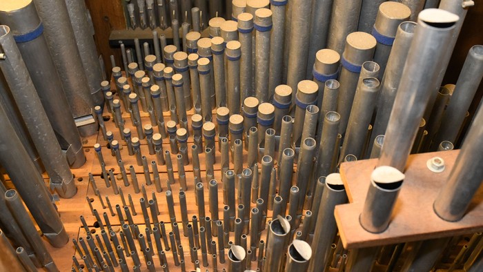 Viele Rohre und Drähte in einem technischen Aufbau.