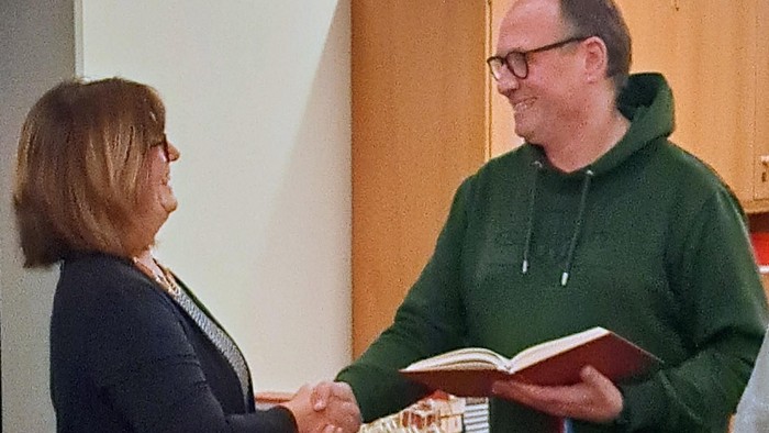 Renate Rauchschwalbe ( links) wird von Andreas Lange ( rechts) im Kirchenvorstand willkommen geheißen. 