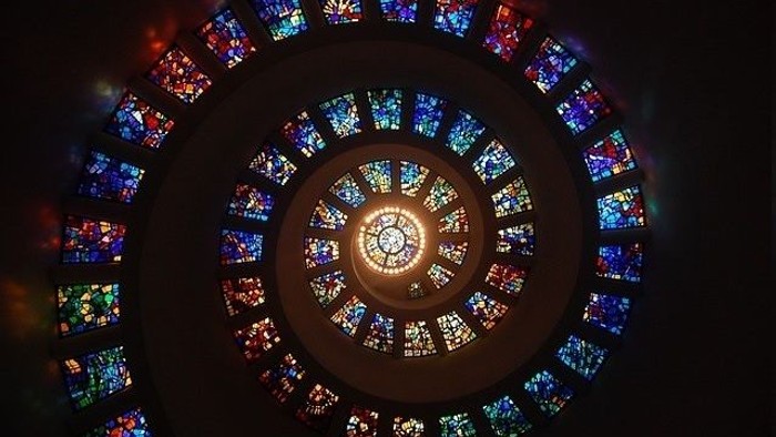 Buntes Kirchenfenster mit kreisförmigem Muster