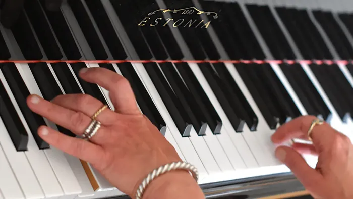 To hænder, der spiller på klaver