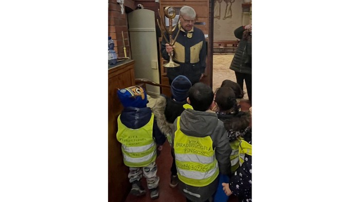 Herr Heinschke erklärt Kita-Kindern die Monstranz.