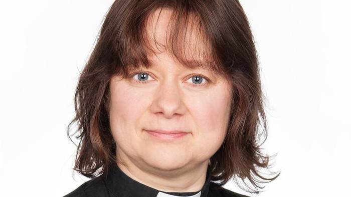 Portraitbild von Pröpstin Katrin-Helena Melder, Estland, in schwarzem Collar-Hemd