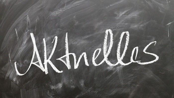 Schiefertafel mit Kreideschrift: Aktuelles