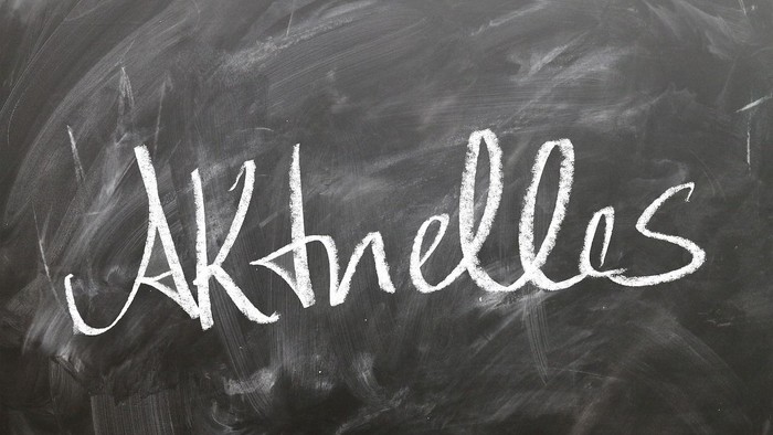 Schiefertafel mit Kreideschrift: Aktuelles