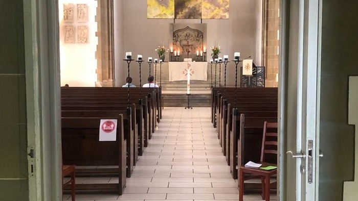 Die Kirche mit Holzstühlen und einem Altar am Ende.