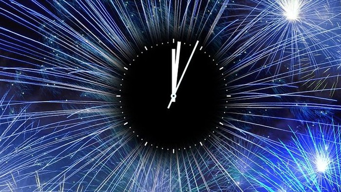 Silvesterfeuerwerk mit Uhr in der Mitte, die kurz nach 24 Uhr anzeigt