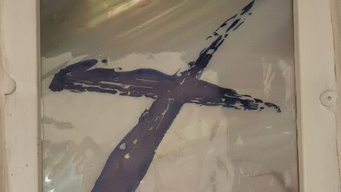 Ein blaues Drachenbild an einer weißen Wand