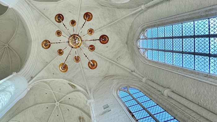 Deckenleuchte in Kirche mit hohen Fenstern