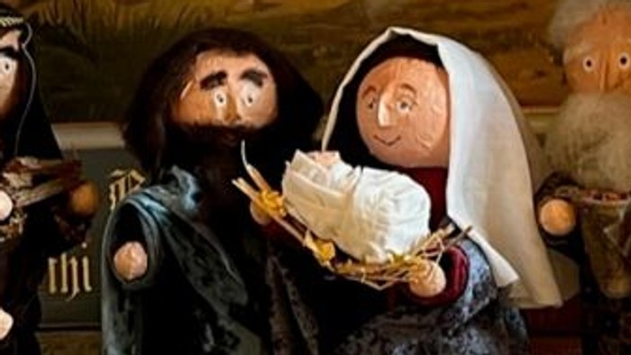 En julekreds med figurer og blomster.