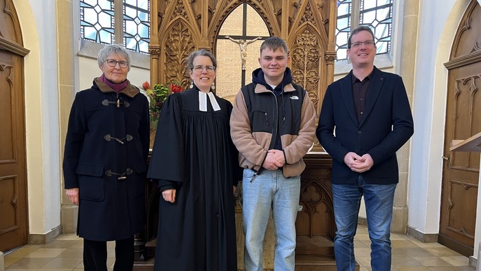 Anita Hartmann, Melanie Erben, Kai Wilsins und Oliver Biermann stehen vor dem Altar der Stadtkirche
