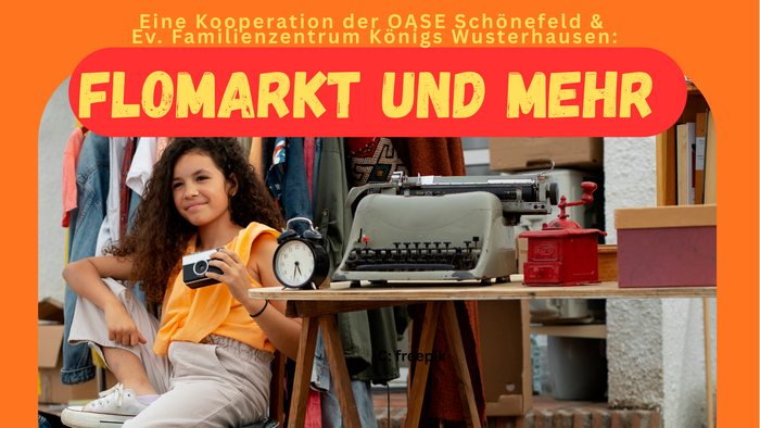 Eine fröhliche junge Frau posiert mit Vintage-Artikeln auf einer Flohmarktveranstaltung namens *„Flomarkt und Mehr“*.