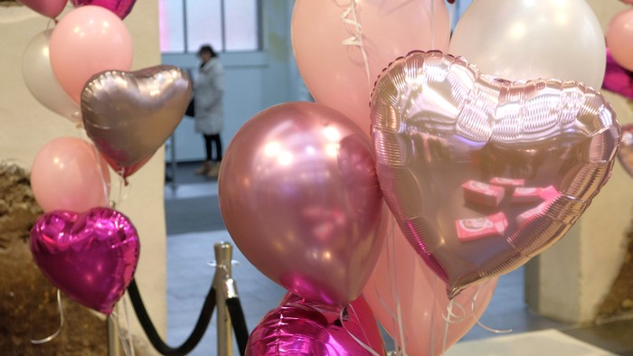 Ballons in vielen Rosatönen, rund und in Herzform