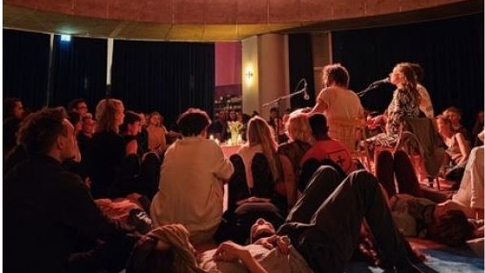 Das Fotos zeigt betende und meditierende Menschen in der Neuköllner Genezarethkirche