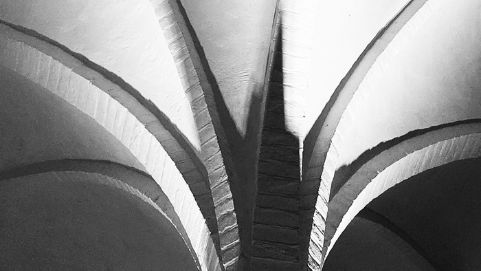 Sort-hvid fotografi af en trappe med teksten *