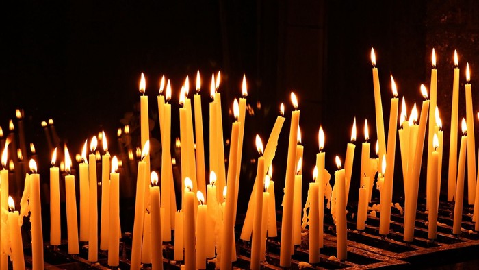 En del lysende stearinkerler i mørke omgivelser