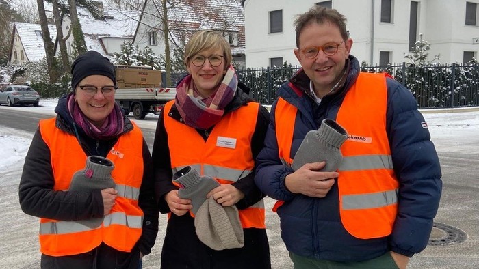 Pfarrerinnen und engagierte Ehrenamtliche fahren durch betroffene Bezirke, klingeln, geben Wärmflaschen aus, fragen nach Befinden. Von links nach rechts: Superintendentin Radosh-Hinder, Pfarrerin Freihmuth-Loh und Superintendent Krug