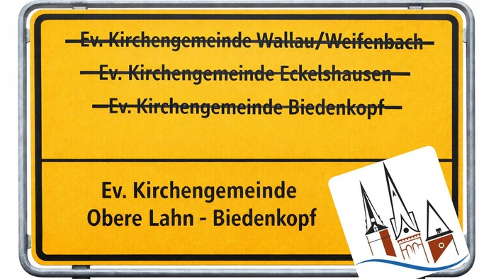 Gelbes Straßenschild mit evangelischen Kirchengemeinden in Wallau/Weifenbach, Eckelshausen und Biedenkopf mit Kirchensymbolen.