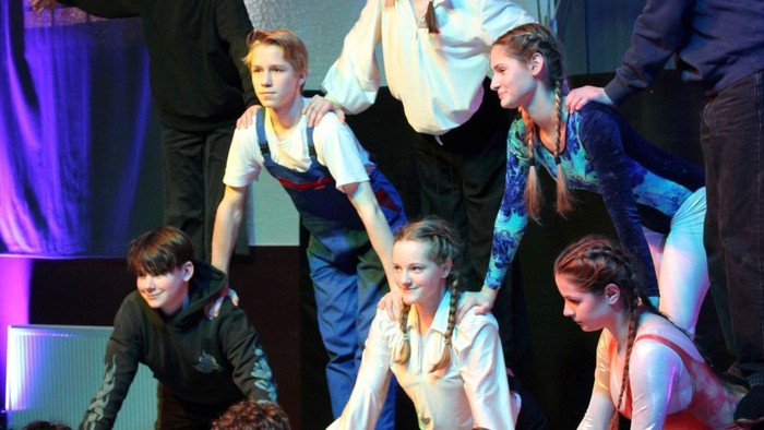 Mehrere Kinder und Jugendliche bilden zusammen eine Pyramide.