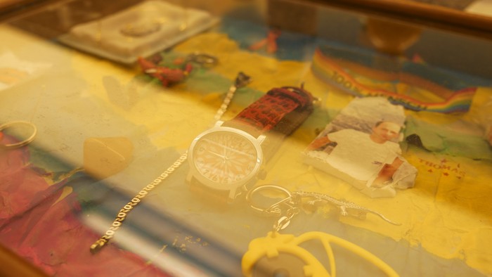 Verschiedene Schmuckstücke und Uhren in einer Auslage