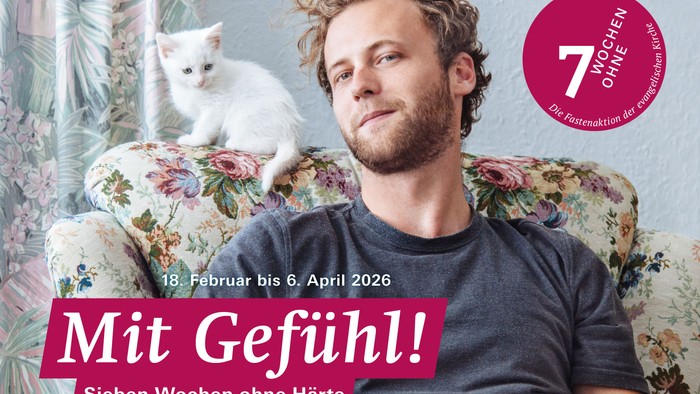 Ein Mann sitzt auf einem geblümten Sofa, an seiner Schulter sitzt eine weiße Katze. Dazu der Text der Kampagne 7 Wochen mit Gefühl