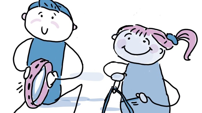 Zwei Kinder spielen fröhlich mit Hula-Hoop-Reifen und Springseilen draußen.