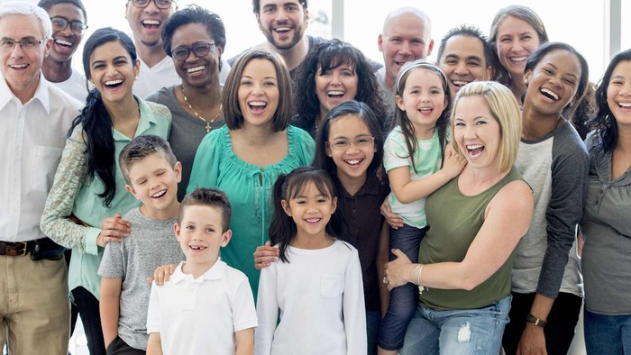 Eine große, glückliche Familie posiert für ein Gruppenfoto