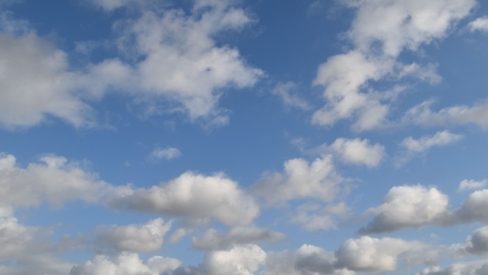 Weiße Wolken vor blauem Himmel
