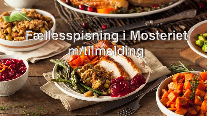 Forskellige retter mad på fad og i skåle