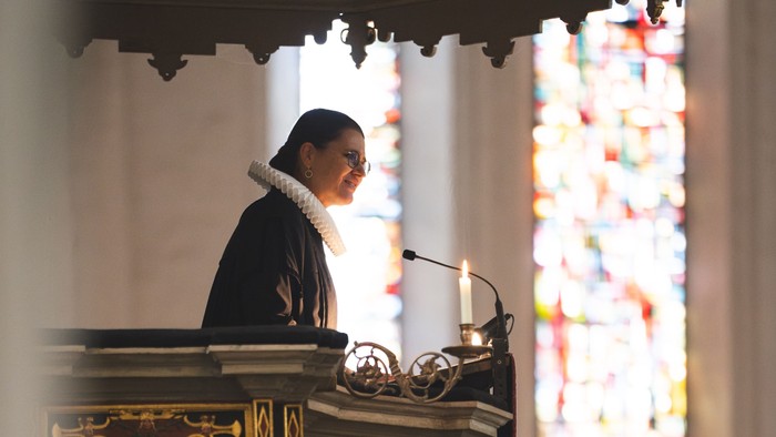 Mann predigt an Kanzel in Kirche