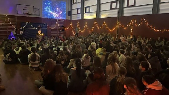 Adventsbesinnung in der Turnhalle der Mädchenrealschule St. Josef