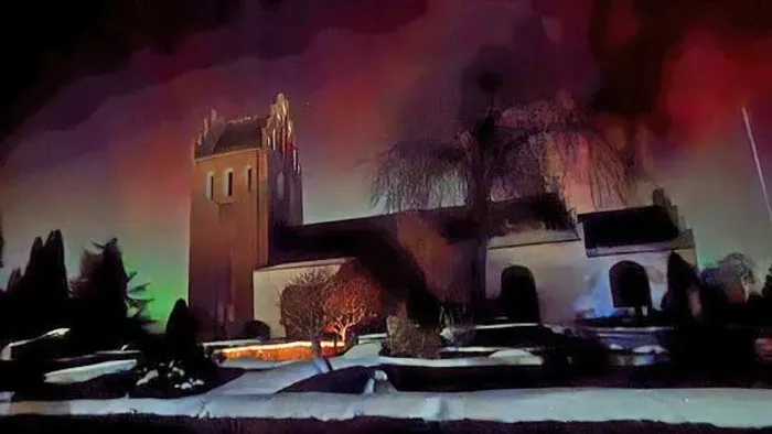 Kirken ved midnat med nordlys