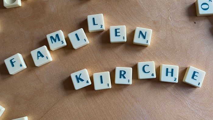 Familienkirche Scrabblesteine