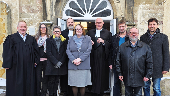 Gruppenbild nach der Einführung: von links Prädikant Johannes Rosenhäger, stv. Kirchenvorstandsvorsitzende Gudrun Würfel, Kirchenälteste Nicole Schnormeier, Pfarrer Horst-Dieter Mellies, Prädikantin Maren Grenner, Superintendent Dirk Hauptmeier sowie die 