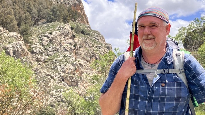 Pilgerautor Michael Kaminski vor einem Berg