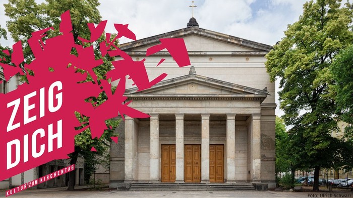 Das Bild zeigt ein klassisches Gebäude mit Säulen und einem großen Holztor, umgeben von Bäumen und einem pinken Grafik-Element mit der Aufschrift