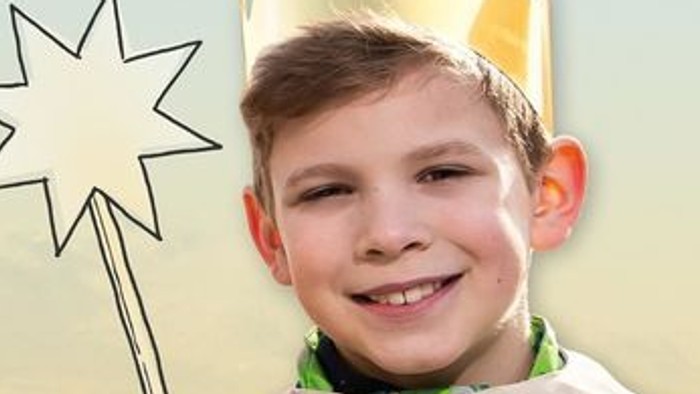 Ein lächelndes Kind, verkleidet als Sternsänger mit Krone und Sternenstab, das zu weltweitem Wandel ermutigt.
