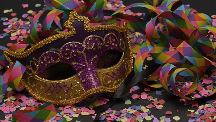 Eine Faschingsmaske, Konfetti und Luftschlangen