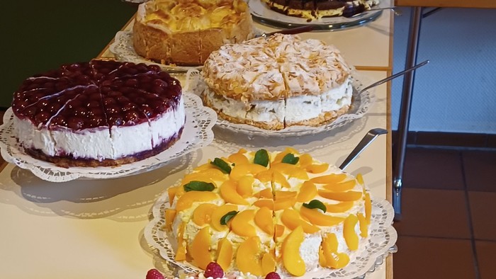 Mehrere Kuchen auf einem Tisch