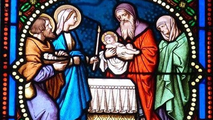 Das Bild zeigt eine biblische Szene mit Maria, Josef und dem neugeborenen Jesus.