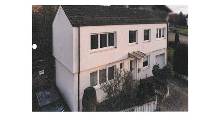 Immobilienanzeige für ein Pfarrhaus in Arzell zum Verkauf mit Kontaktdaten.