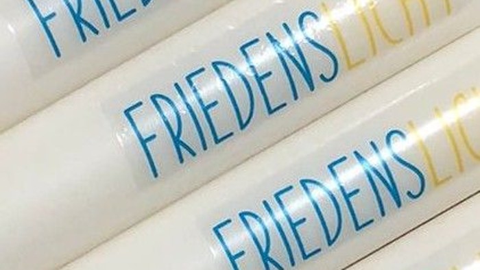 Es sind Kerzen mit der Aufschrift 