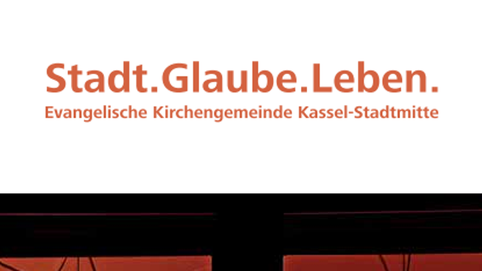Bunte Sternendekorationen im Schaufenster für die Weihnachts- und frühe Neujahrszeit der Evangelischen Kirche.