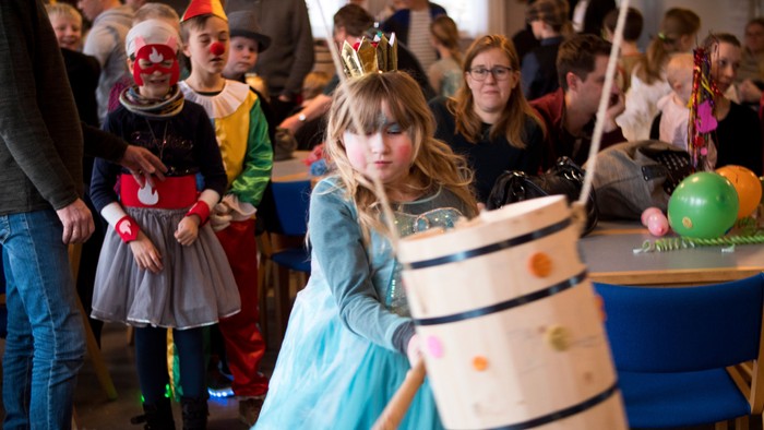 Barn udklædt i prinsesse tøj slår katten af tønden