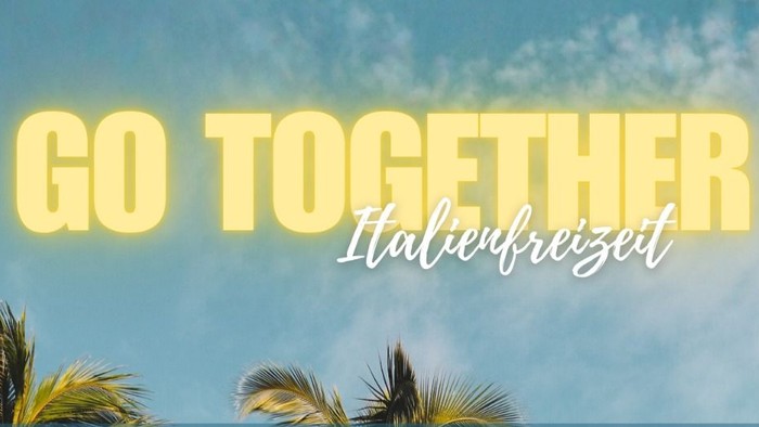 Plakat zur Bewerbung einer Gruppenreise in die Toskana, Italien, für Jugendliche im Alter von 15–17 Jahren, inklusive Aktivitäten und Reiseinformationen.