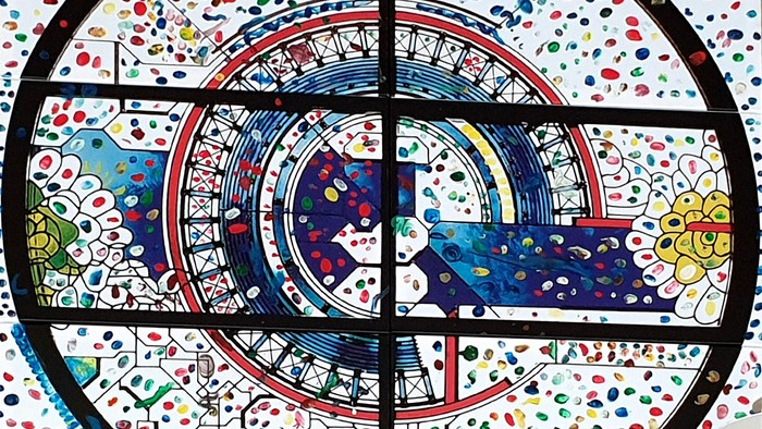 Das Bild zeigt ein buntes Fenster in der Jonakirche