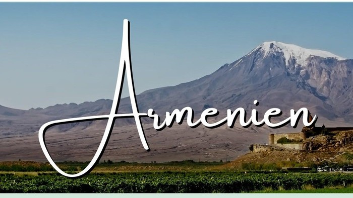 Malerische armenische Landschaft mit schneebedeckten Bergen und üppigen Weinbergen, auf der das Wort „Armenien“ elegant geschrieben steht.