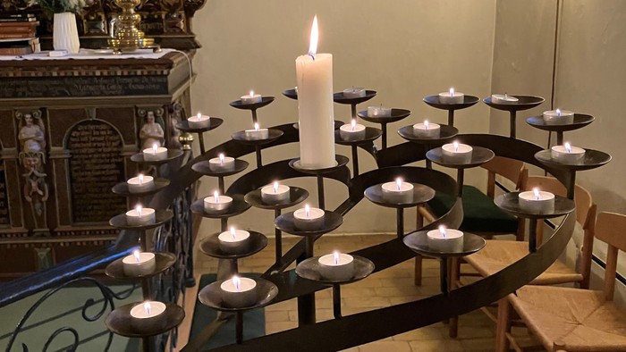 Lysglobe i Kildebrønde Kirke med tændte lys