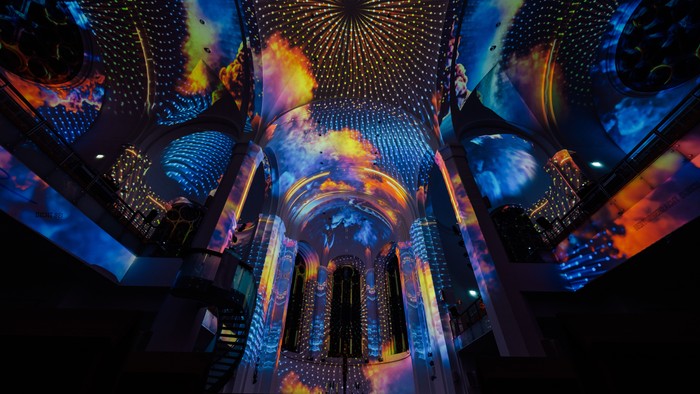 der in bunten Farben illuminierte Innenraum der Johanneskirche